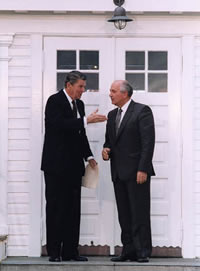 Photo of Regan and Gorbachev in Iceland 1986
